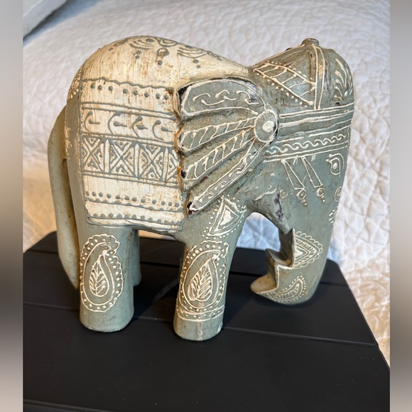 Wood elephant figurine - Picture 2 of 8